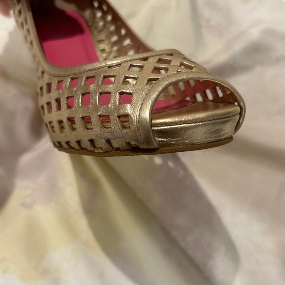Lilly Pulitzer Gold Leather Resort Chic Basketweave Open Toe Wedge.FIRM PRICE - Picture 6 of 11